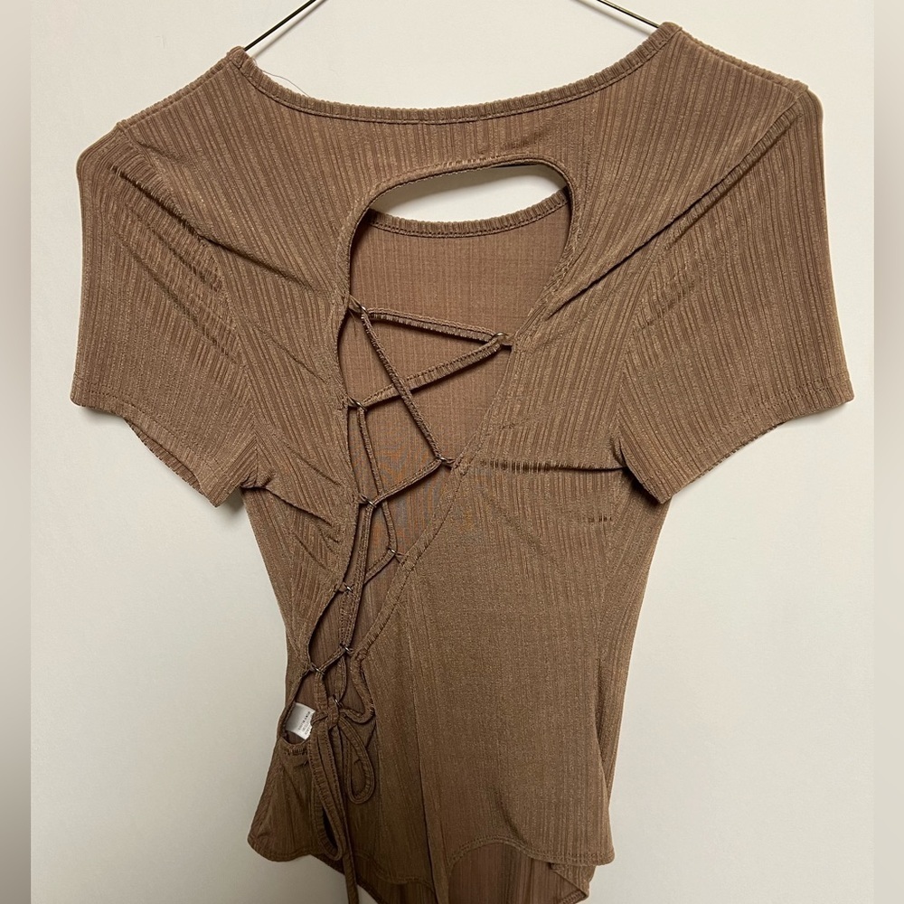 LELIS TAN RIBBED BODYSUIT SHORT SLEEVE SIZE M - Picture 5 of 6